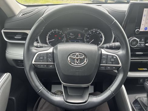 Used 2023 Toyota Highlander XLE FWD image 14