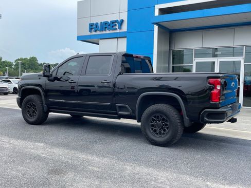 Used 2024 Chevrolet Silverado 2500 High Country w/ Midnight Edition AWD/4WD image 3