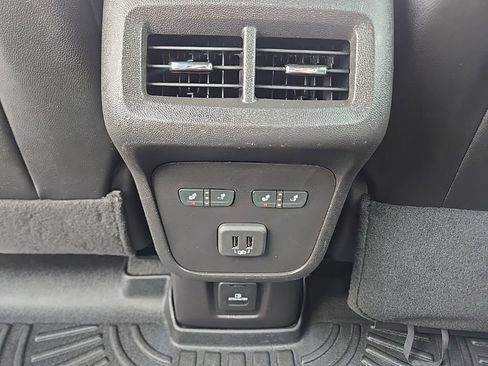 Used 2024 Chevrolet Equinox Premier image 40