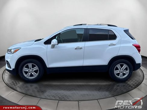 Used 2019 Chevrolet Trax LT w/ LT Convenience Package FWD image 2