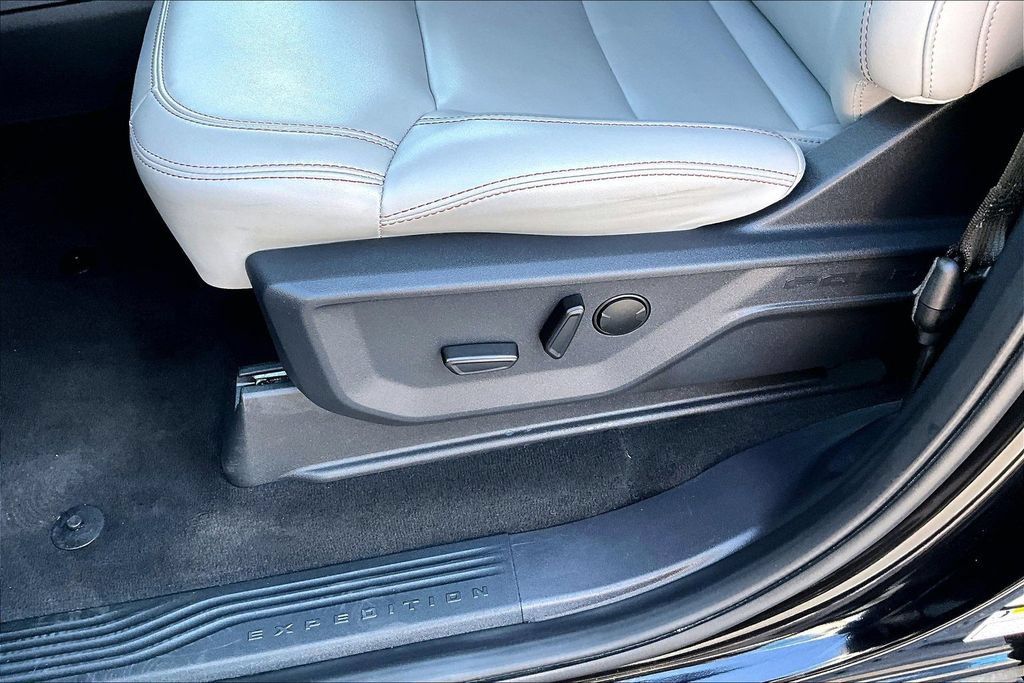 Used 2025 Ford Expedition Active RWD image 39