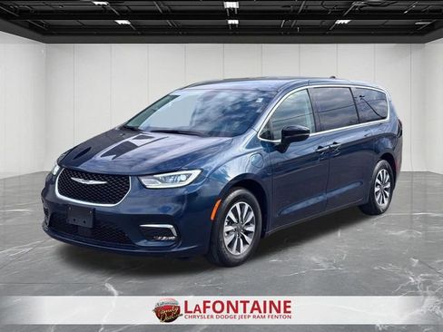 Used 2024 Chrysler Pacifica Limited FWD image 1
