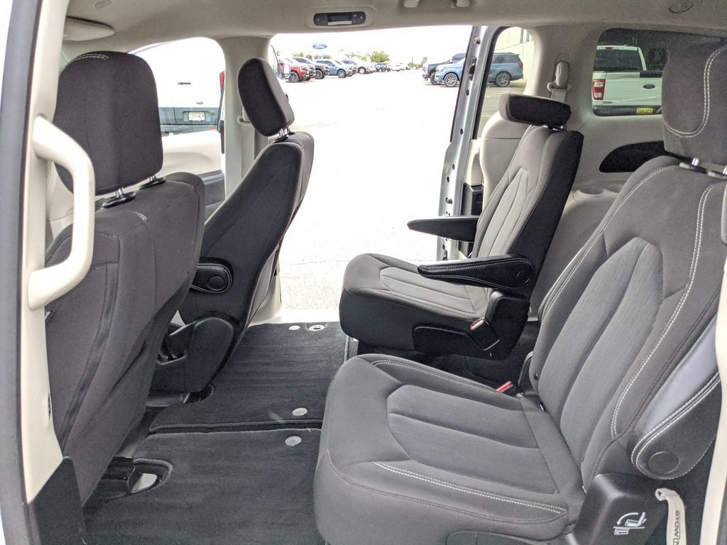 Used 2023 Chrysler Voyager LX FWD image 15