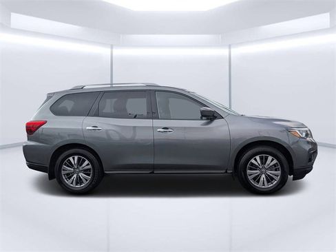 Used 2020 Nissan Pathfinder SV image 2