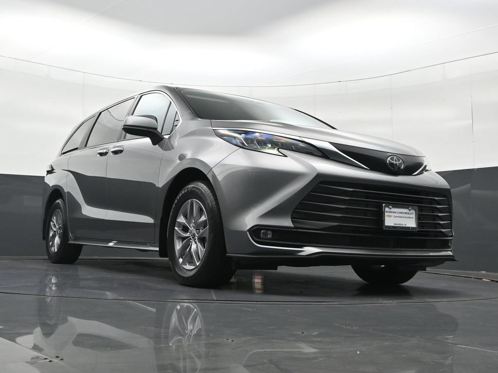 Used 2026 Toyota Sienna XLE FWD image 39