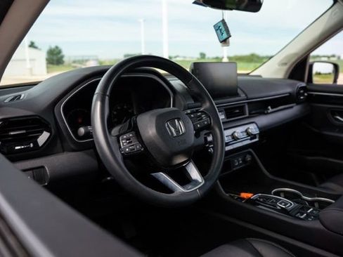 Used 2025 Honda Pilot Touring image 13