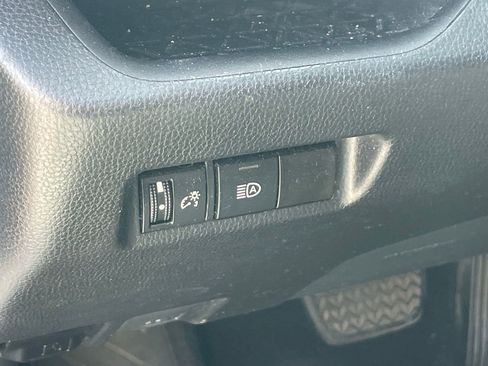 Used 2021 Toyota RAV4 LE FWD image 5
