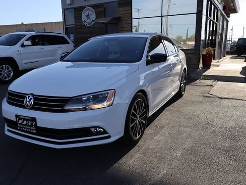 Used 2016 Volkswagen Jetta Sport FWD image 2