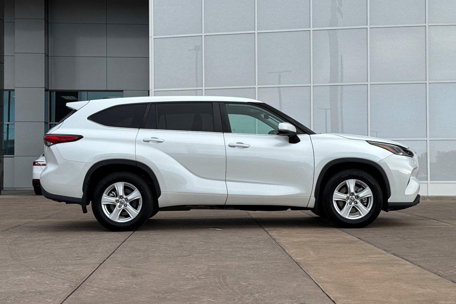Used 2023 Toyota Highlander LE AWD/4WD image 3