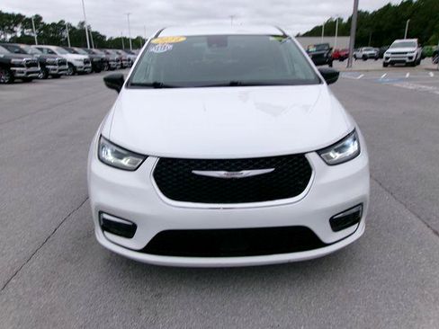 Used 2024 Chrysler Pacifica Touring-L FWD image 5