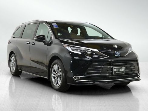 Used 2025 Toyota Sienna Limited image 7