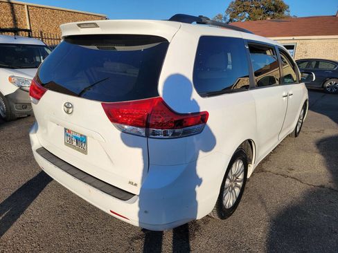 Used 2011 Toyota Sienna XLE w/ XLE Navigation Pkg FWD image 3