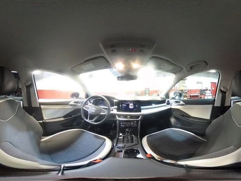 Used 2025 Volkswagen Taos SE image 42