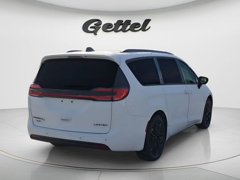 Used 2025 Chrysler Pacifica Limited image 3