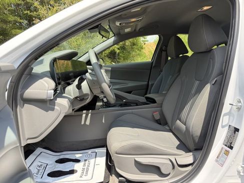 Used 2024 Hyundai Elantra SEL image 11