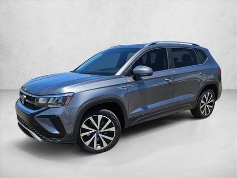 Certified 2022 Volkswagen Taos SE FWD image 1