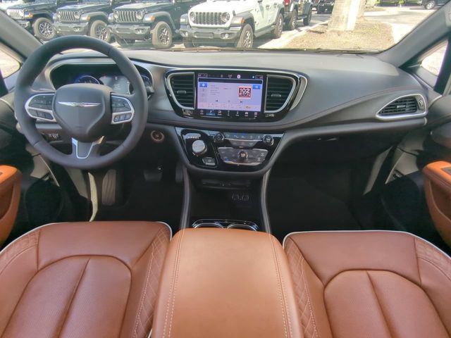 Used 2025 Chrysler Pacifica Pinnacle w/ Trailer Tow Group FWD image 18
