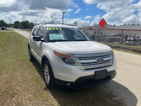 Used 2014 Ford Explorer XLT FWD image 3