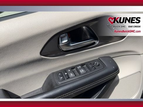 Used 2023 Chrysler Pacifica Touring-L FWD image 19