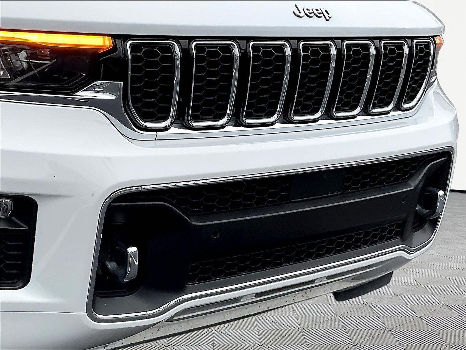 Used 2022 Jeep Grand Cherokee Overland w/ Luxury Tech Group IV AWD/4WD image 34