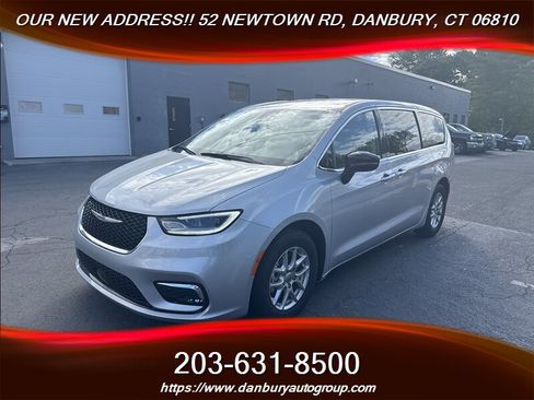 Used 2024 Chrysler Pacifica Touring-L FWD image 1