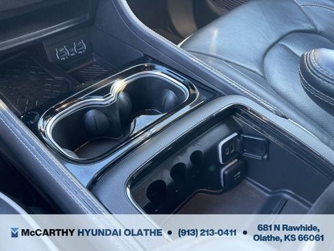 Used 2025 Chrysler Pacifica Limited FWD image 34