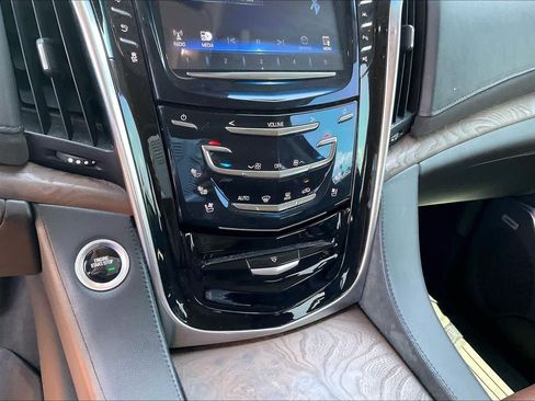 Used 2019 Cadillac Escalade ESV Luxury AWD/4WD image 33