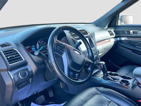 Used 2019 Ford Explorer Limited w/ Class III Trailer Tow Package image 9
