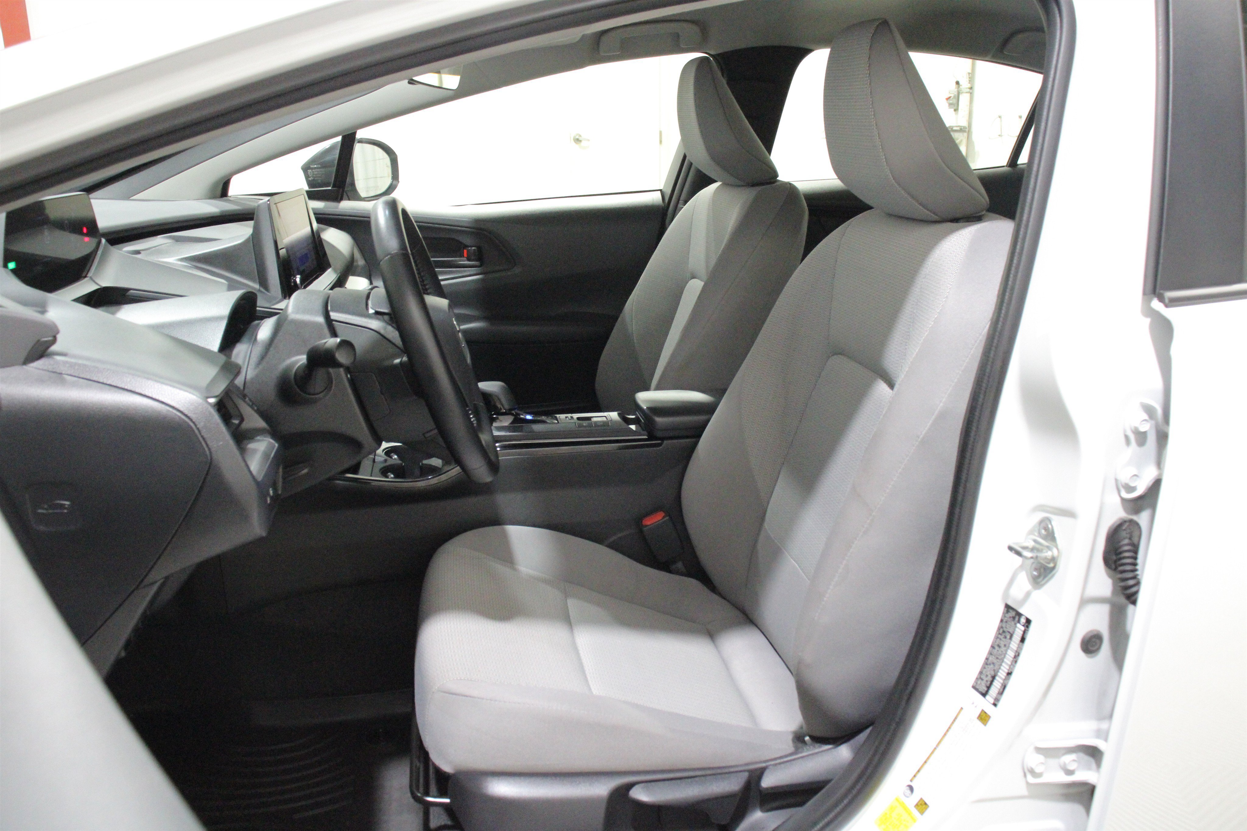 Used 2024 Toyota Prius LE FWD image 5