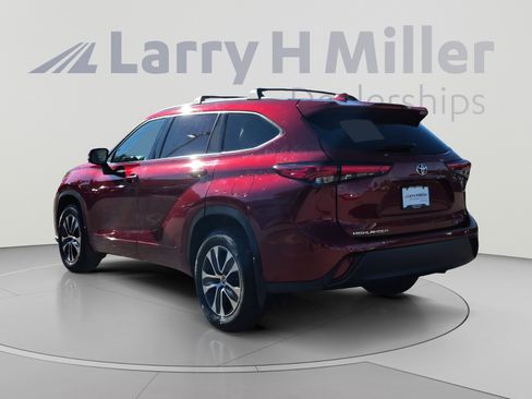 Used 2022 Toyota Highlander XLE AWD/4WD image 3