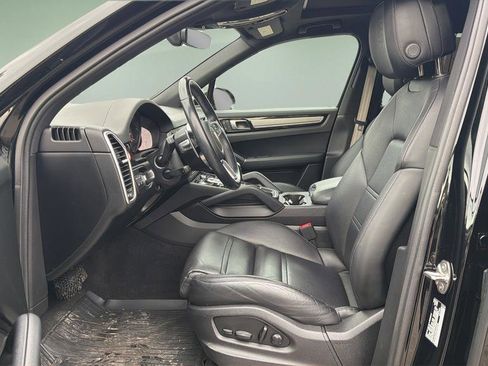 Used 2023 Porsche Cayenne Platinum Edition image 11
