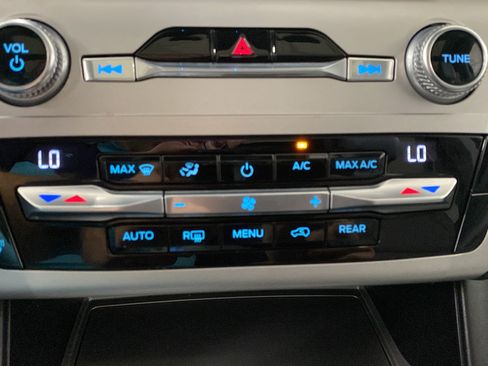 Used 2021 Ford Explorer XLT w/ Equipment Group 202A AWD/4WD image 18