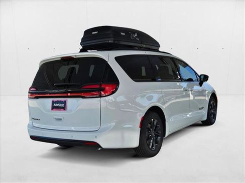 New 2025 Chrysler Pacifica Select w/ Fav Edition Package image 2
