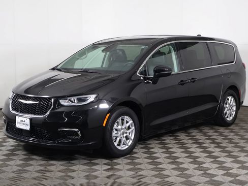 Used 2024 Chrysler Pacifica Touring-L FWD image 9