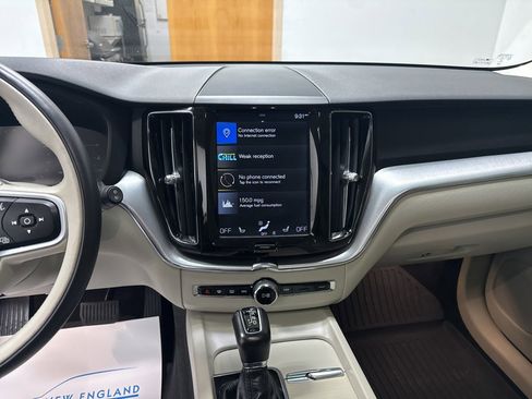 Used 2019 Volvo XC60 T5 Momentum w/ Premium Package AWD/4WD image 11