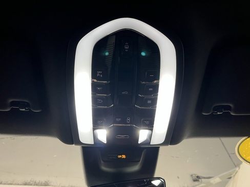 Used 2023 Porsche Macan image 9