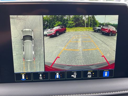 New 2024 GMC Yukon SLT w/ SLT Luxury Package image 17