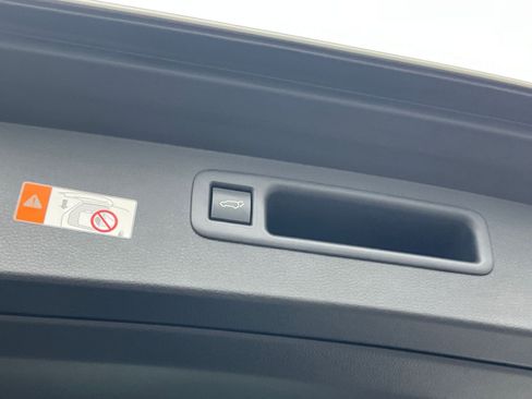 Used 2025 Toyota Highlander LE image 21