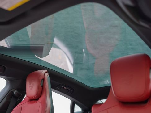 Used 2021 Porsche Taycan 4S w/ Premium Package image 33