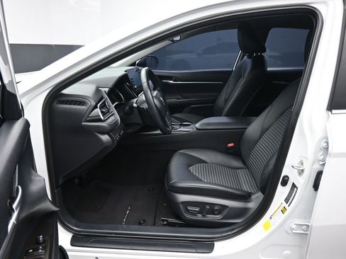 Used 2023 Toyota Camry SE FWD image 11