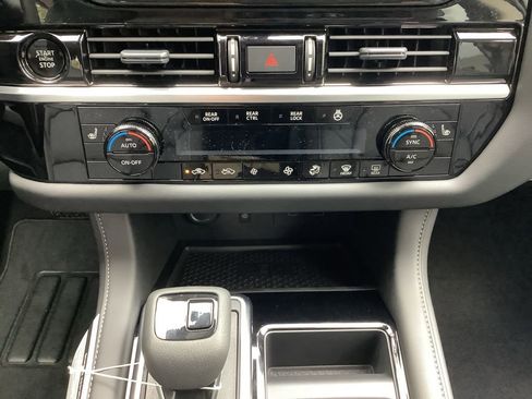 New 2025 Nissan Pathfinder SL w/ Black Appearance Package image 22