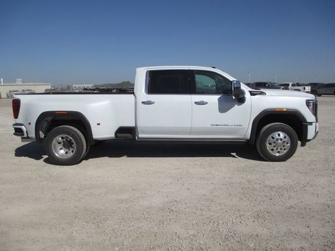 New 2026 GMC Sierra 3500 Denali Ultimate AWD/4WD image 3