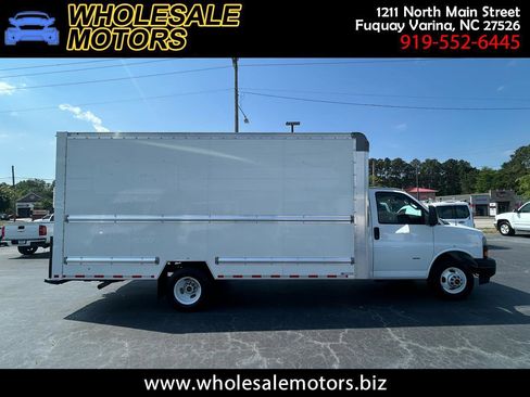 Used 2021 GMC Savana 3500 Extended w/ Power Convenience Package RWD image 1
