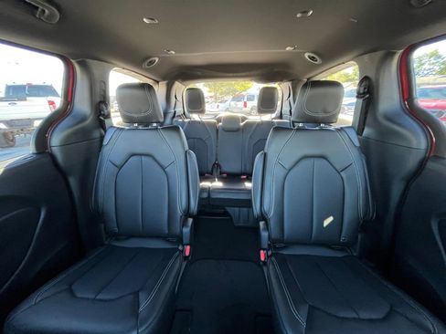 New 2026 Chrysler Pacifica Select image 5
