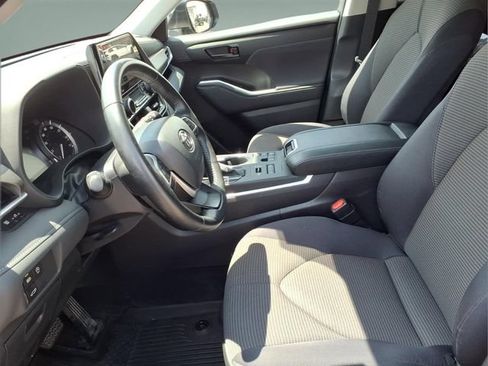 Certified 2024 Toyota Highlander LE AWD/4WD image 11