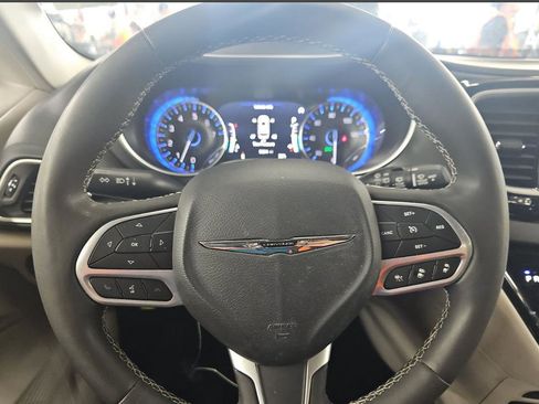Used 2023 Chrysler Pacifica Touring-L FWD image 11
