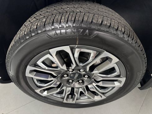 Used 2024 GMC Sierra 1500 Denali Ultimate AWD/4WD image 9