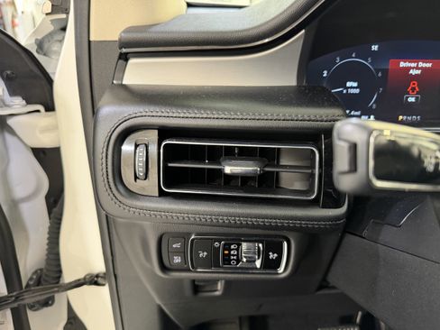 Used 2023 Lincoln Nautilus AWD w/ Premium Package image 20