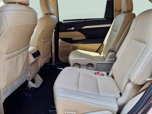 Used 2019 Toyota Highlander XLE FWD image 11
