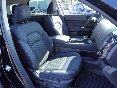 New 2025 Nissan Pathfinder SV image 13